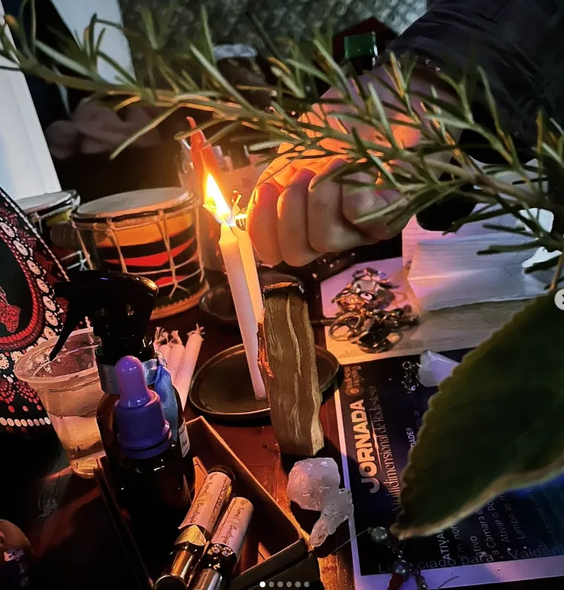 Altar com velas acesas e elementos naturais