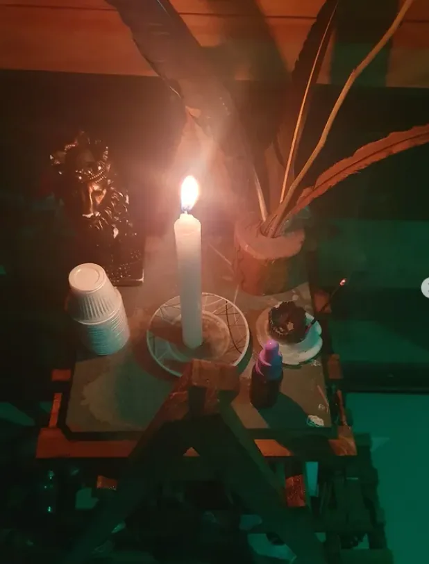 Detalhe de uma vela acesa no espaço da cerimônia