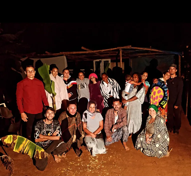 Foto de grupo em um encontro noturno do Instituto Santa Luz
