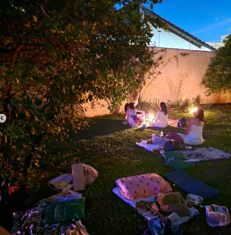 Espaço ao ar livre preparado para um encontro, com árvores e esteiras