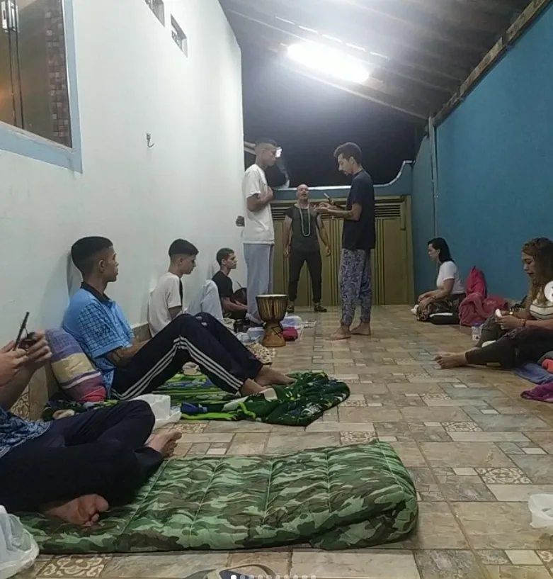 Pessoas sentadas em roda durante uma atividade coletiva