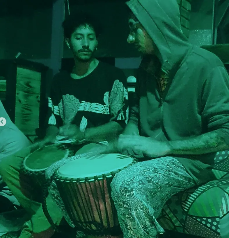 Tambores e músicos durante uma atividade do Instituto